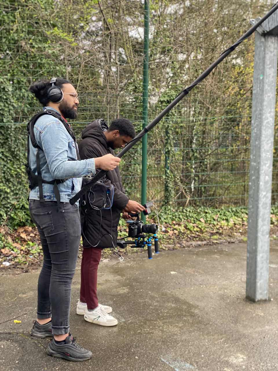 Élève cadreur avec un stabilisateur caméra en extérieur